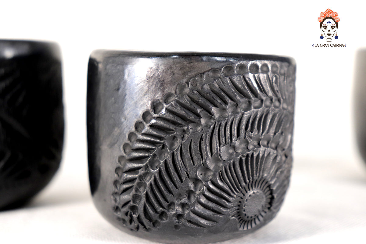 Tequileros Artesanales de Barro Negro - Por mayoreo 10+ Piezas o mas. 6.5 cm. 2.5 in. Barro negro