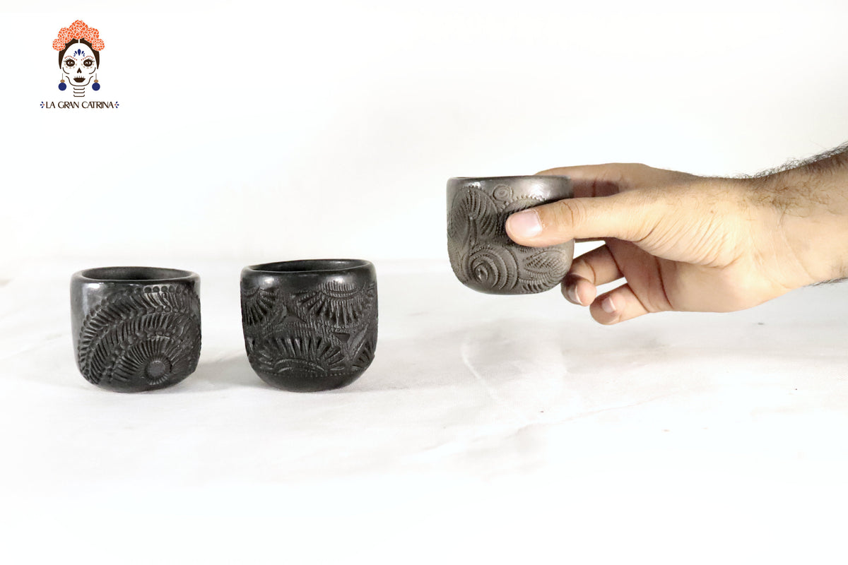 Tequileros Artesanales de Barro Negro - Por mayoreo 10+ Piezas o mas. 6.5 cm. 2.5 in. Barro negro