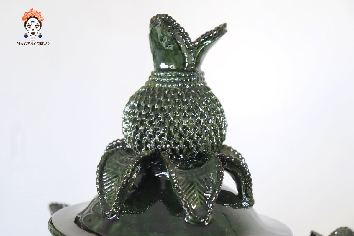 Ponchera de tejido verde con jarritos de barro - 38 cm. 14.9 in.