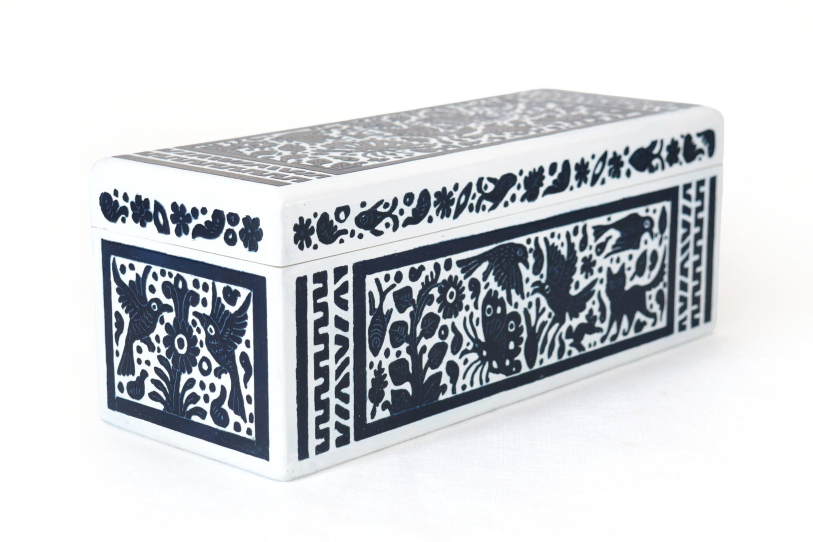 Caja Artesanal de Olinalá Blanca con Diseño Floral Tradicional - 33 cm. 12.9 in. Olinala
