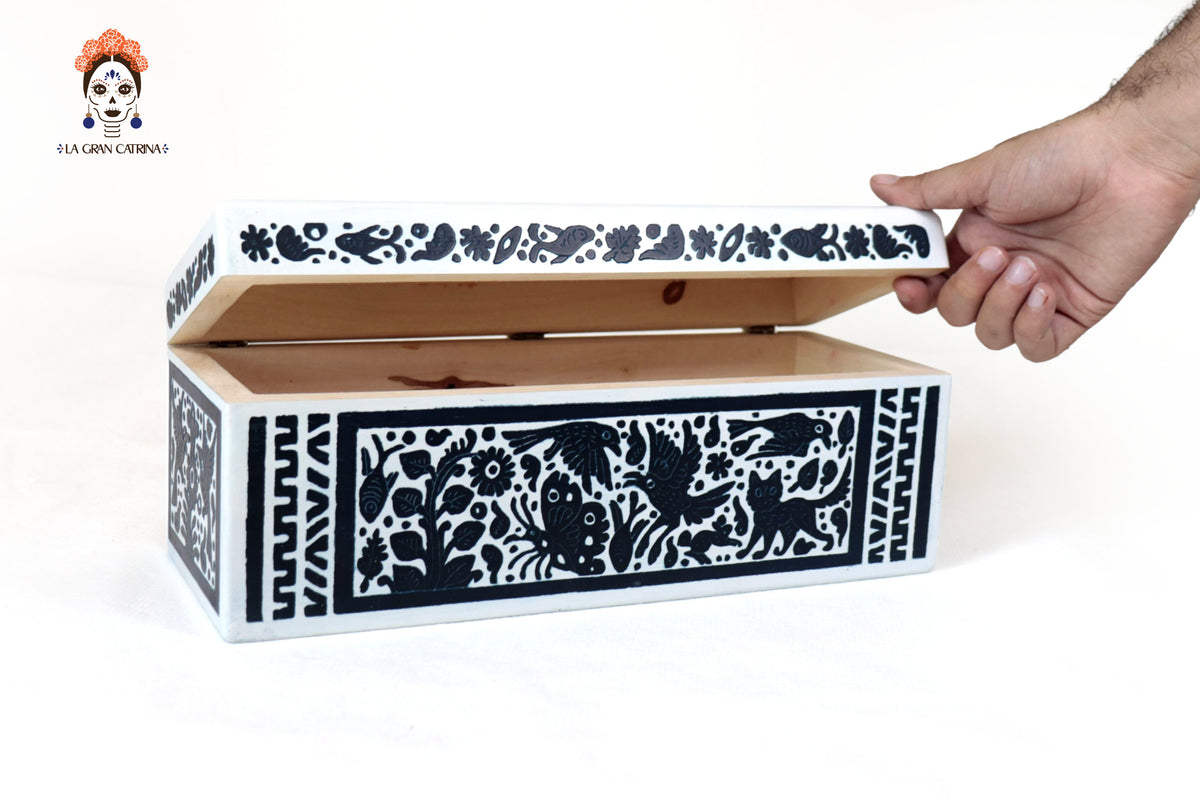 Caja Artesanal de Olinalá Blanca con Diseño Floral Tradicional - 33 cm. 12.9 in. Olinala