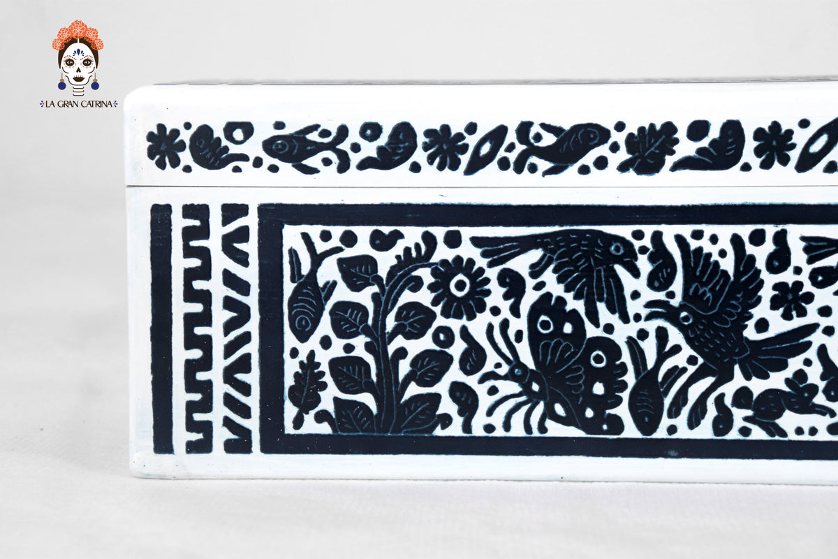 Caja Artesanal de Olinalá Blanca con Diseño Floral Tradicional - 33 cm. 12.9 in. Olinala