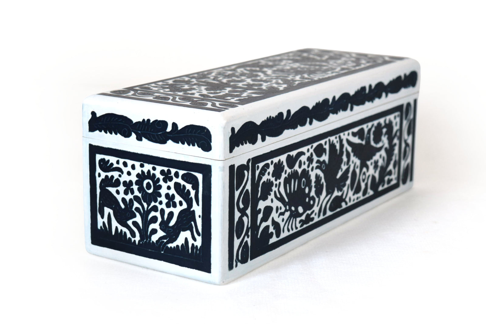 Caja Artesanal de Olinalá Blanca con Fauna y Flora Tradicional - 33 cm. 12.9 in. Olinala