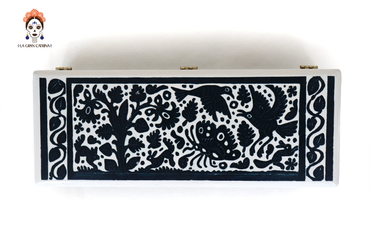 Caja Artesanal de Olinalá Blanca con Fauna y Flora Tradicional - 33 cm. 12.9 in. Olinala