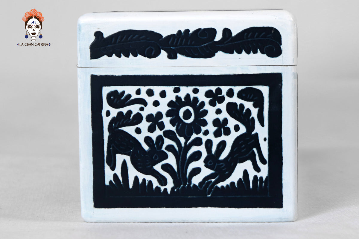 Caja Artesanal de Olinalá Blanca con Fauna y Flora Tradicional - 33 cm. 12.9 in. Olinala