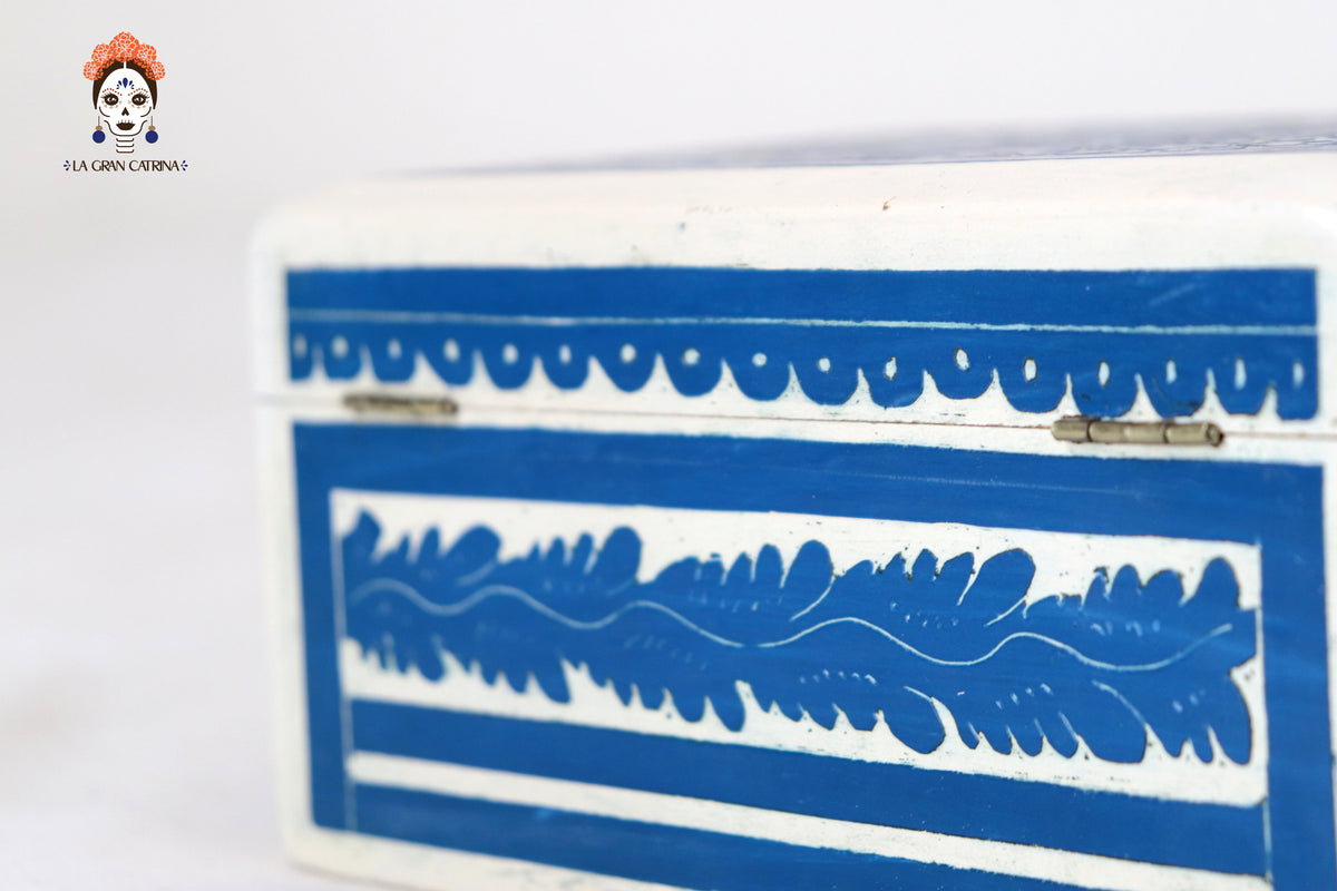 Caja Artesanal Pequeña de Olinalá Blanca - 14.7 cm. 5.7 in. Olinala