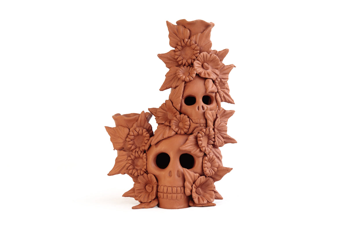 Candelero de Barro Natural con Cráneos para 2 Velas - 23 cm. 9 in. Candelabros
