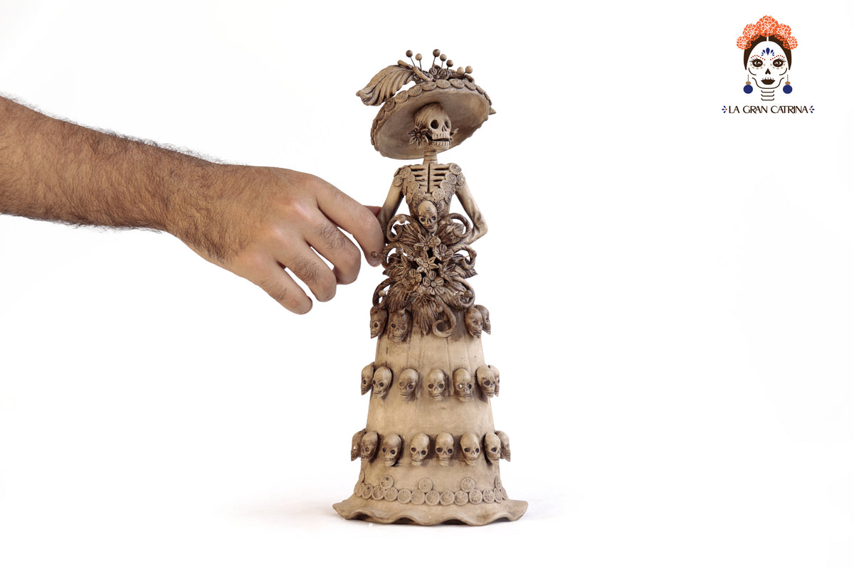 Catrina con vestido de calaveritas - 30 cm. 12 in.