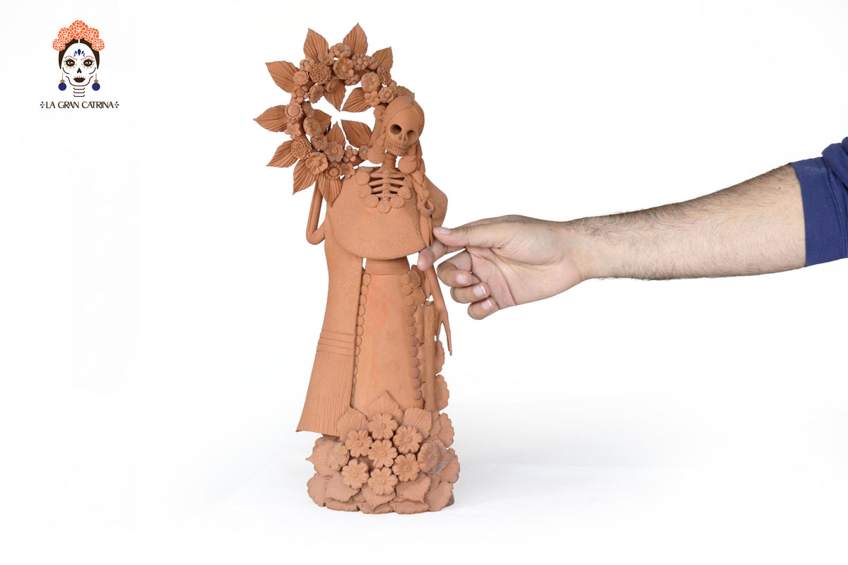 Catrina con Corona de Muertos 43 Cm. 16.9 In. Catrina