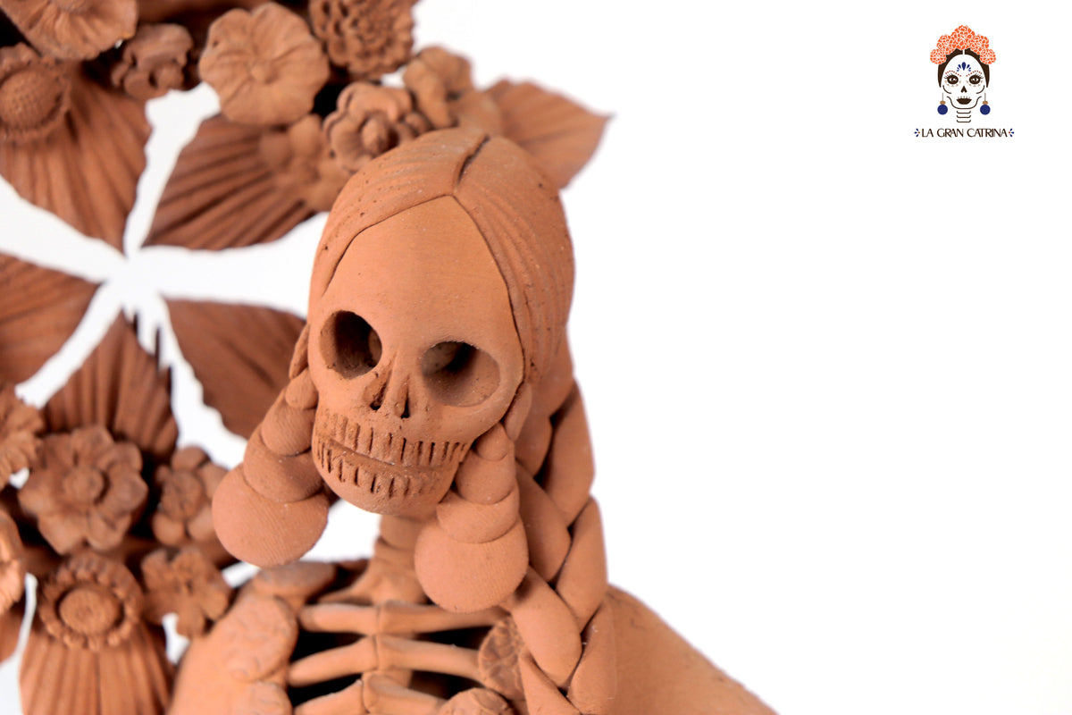 Catrina con Corona de Muertos 43 Cm. 16.9 In. Catrina