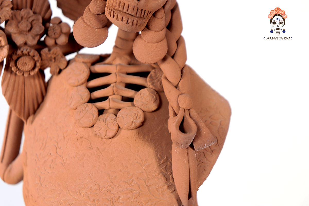 Catrina con Corona de Muertos 43 Cm. 16.9 In. Catrina