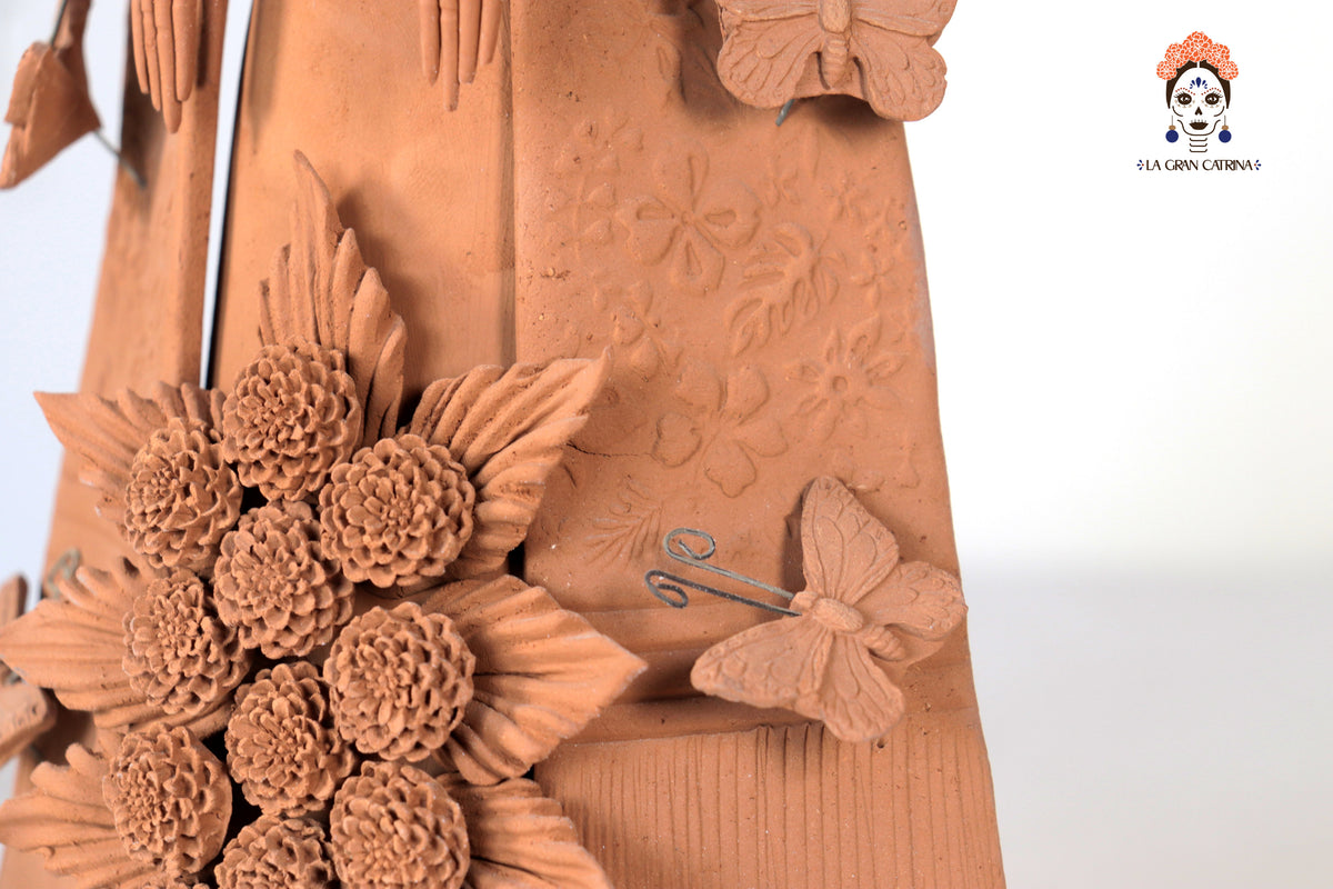 Catrina con tocado con flores cempasúchil 43 Cm. 16.9 In.