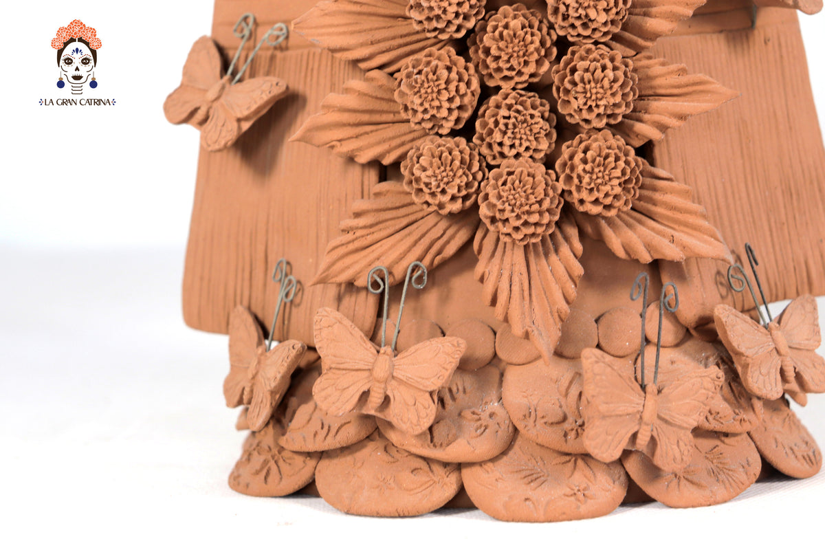 Catrina con tocado con flores cempasúchil 43 Cm. 16.9 In.