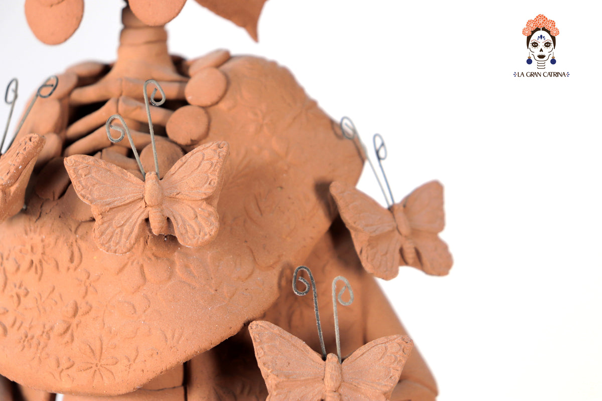 Catrina con tocado con flores cempasúchil 43 Cm. 16.9 In.