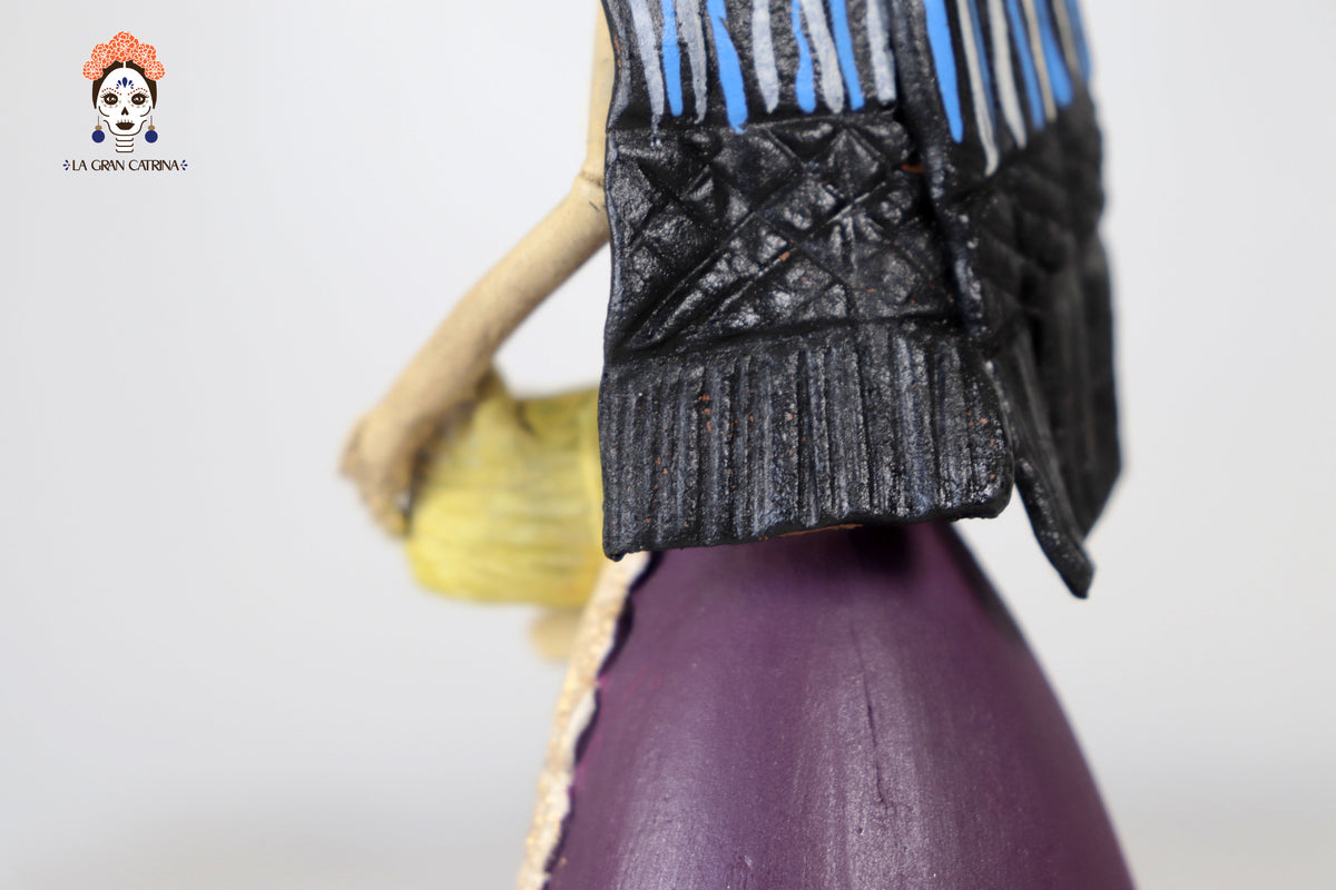 Catrina con canasta - 21 cm. 8.2 in.