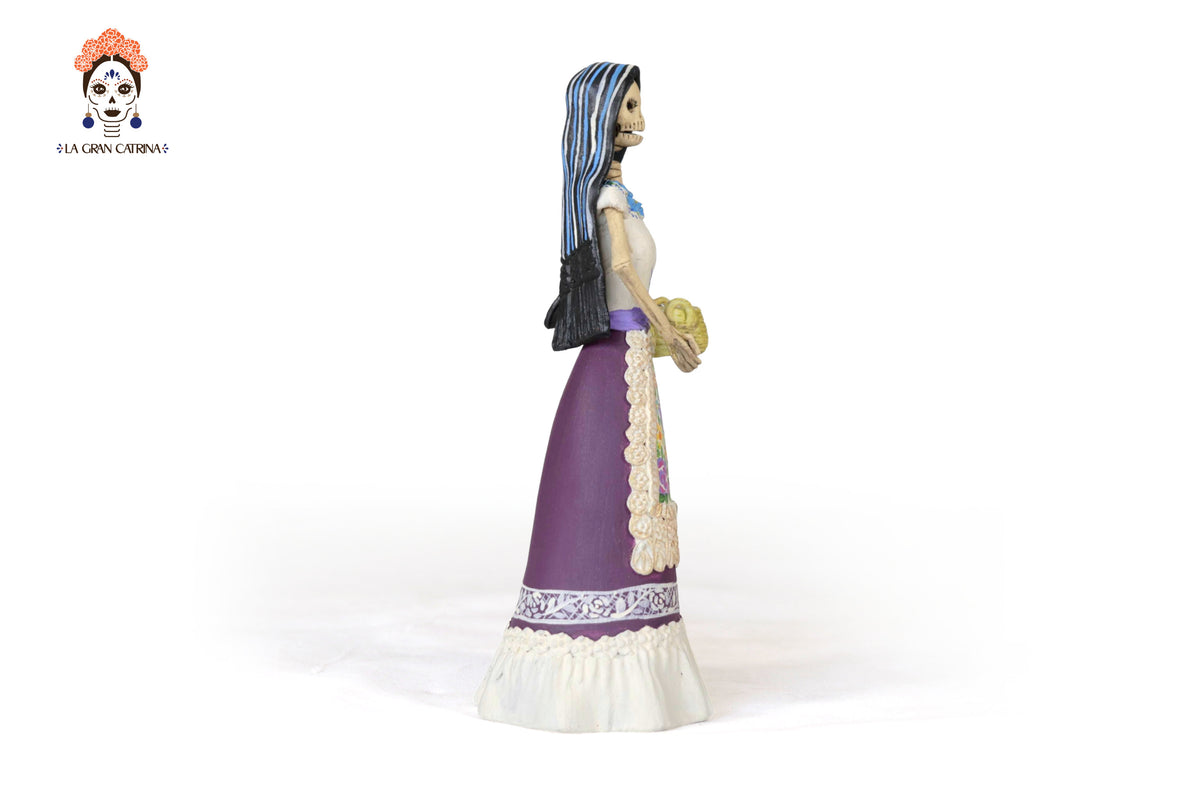 Catrina con canasta - 21 cm. 8.2 in.