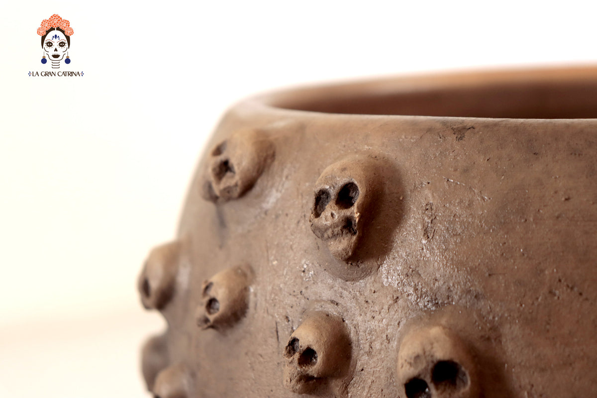 Maceta de Barro con Calaveras - 22.5 Cm. 8.8 In. Artesanía
