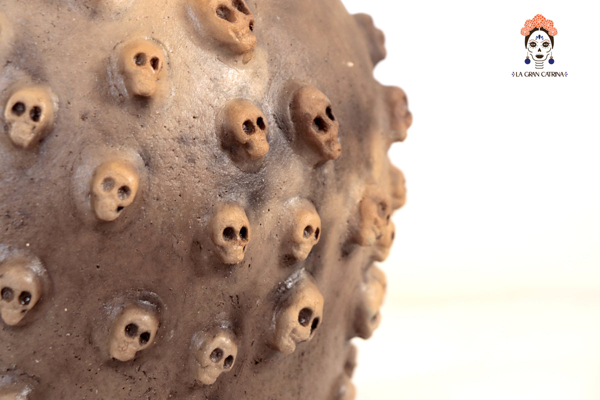 Maceta de Barro con Calaveras - 22.5 Cm. 8.8 In. Artesanía