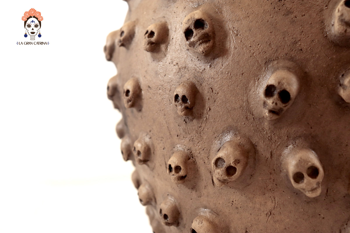 Maceta de Barro con Calaveras - 22.5 Cm. 8.8 In. Artesanía