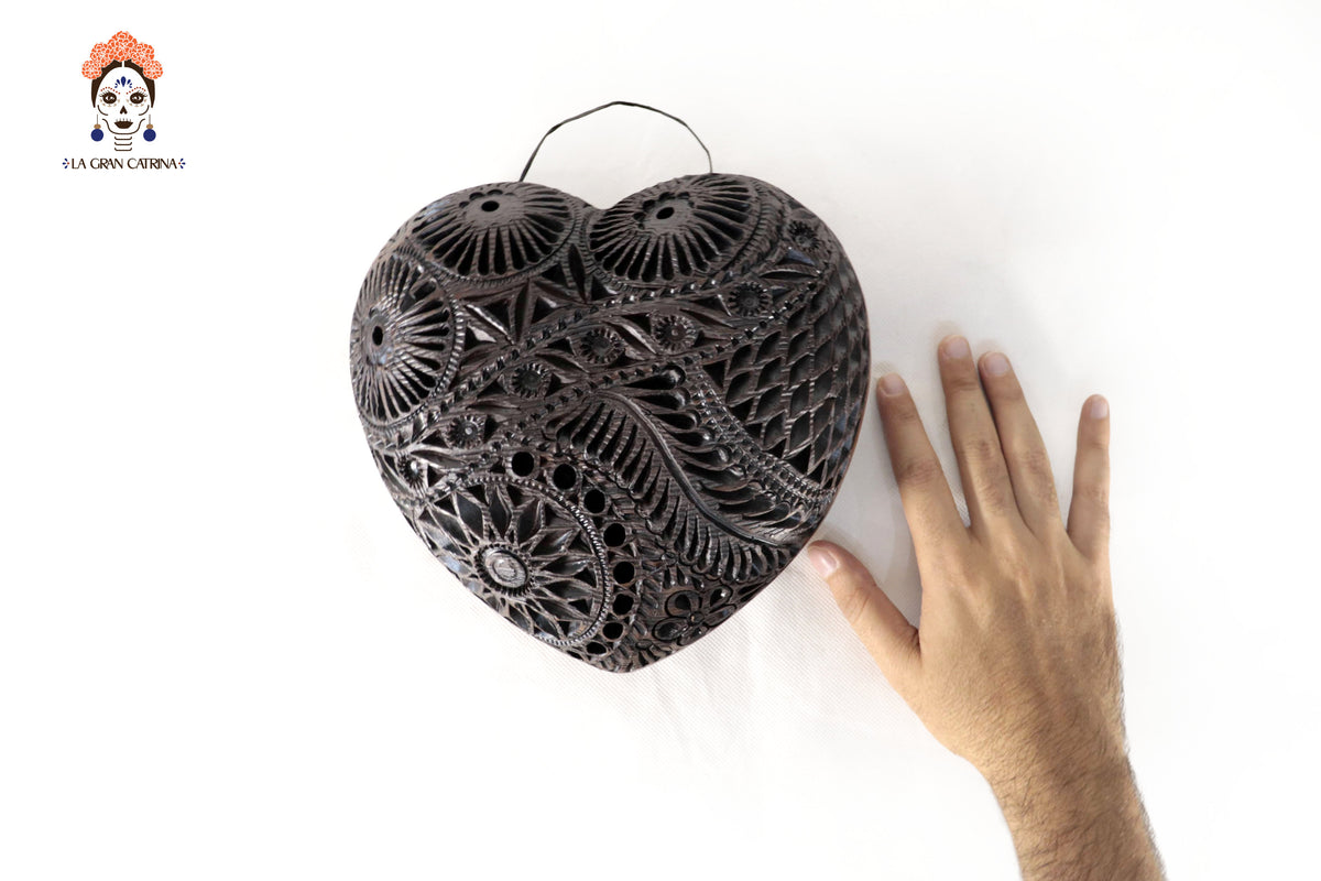 Corazon de Barro Negro de Pared 20 cm. 7.8 in. Barro negro