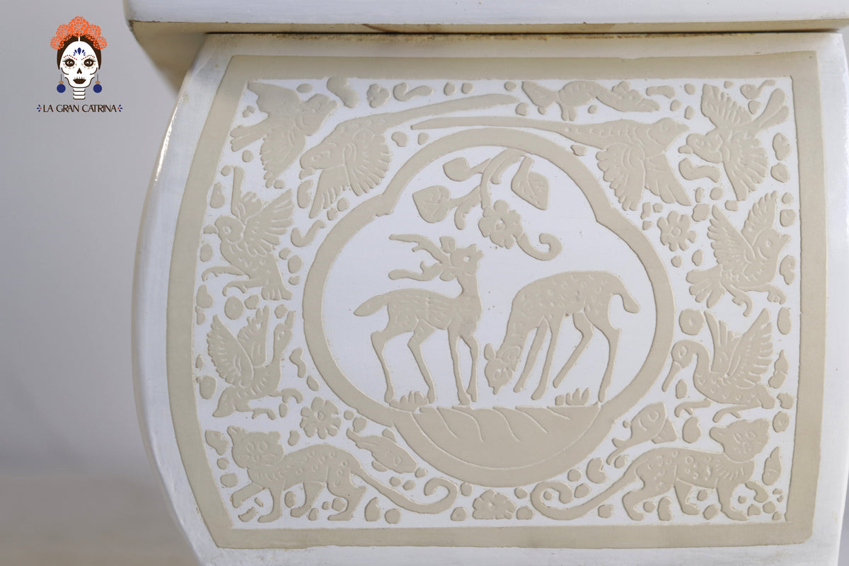 Caja Artesanal Pequeña con patas de Olinalá Blanca - 17.5 cm. 6.8 in.