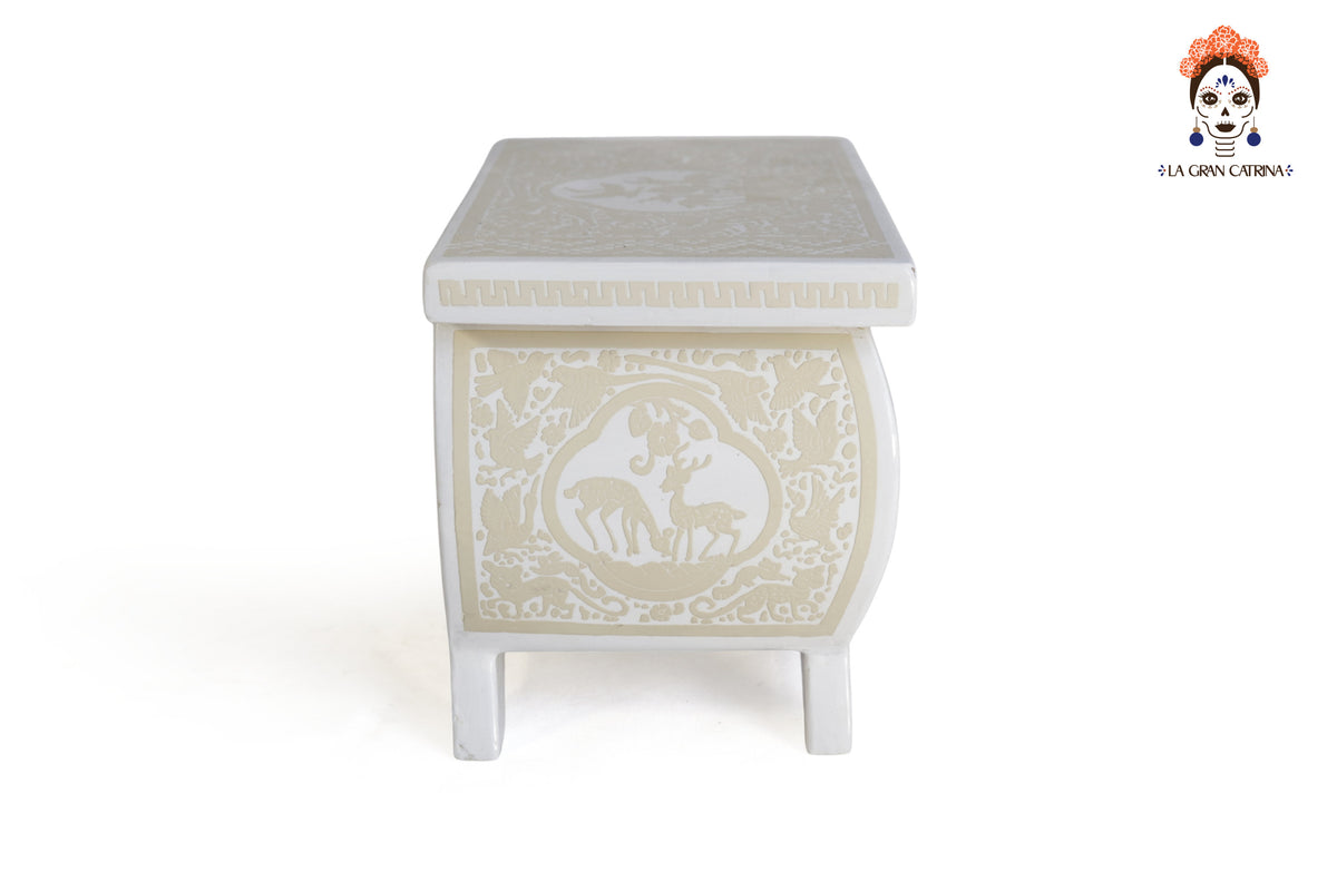 Caja Artesanal Pequeña con patas de Olinalá Blanca - 17.5 cm. 6.8 in.