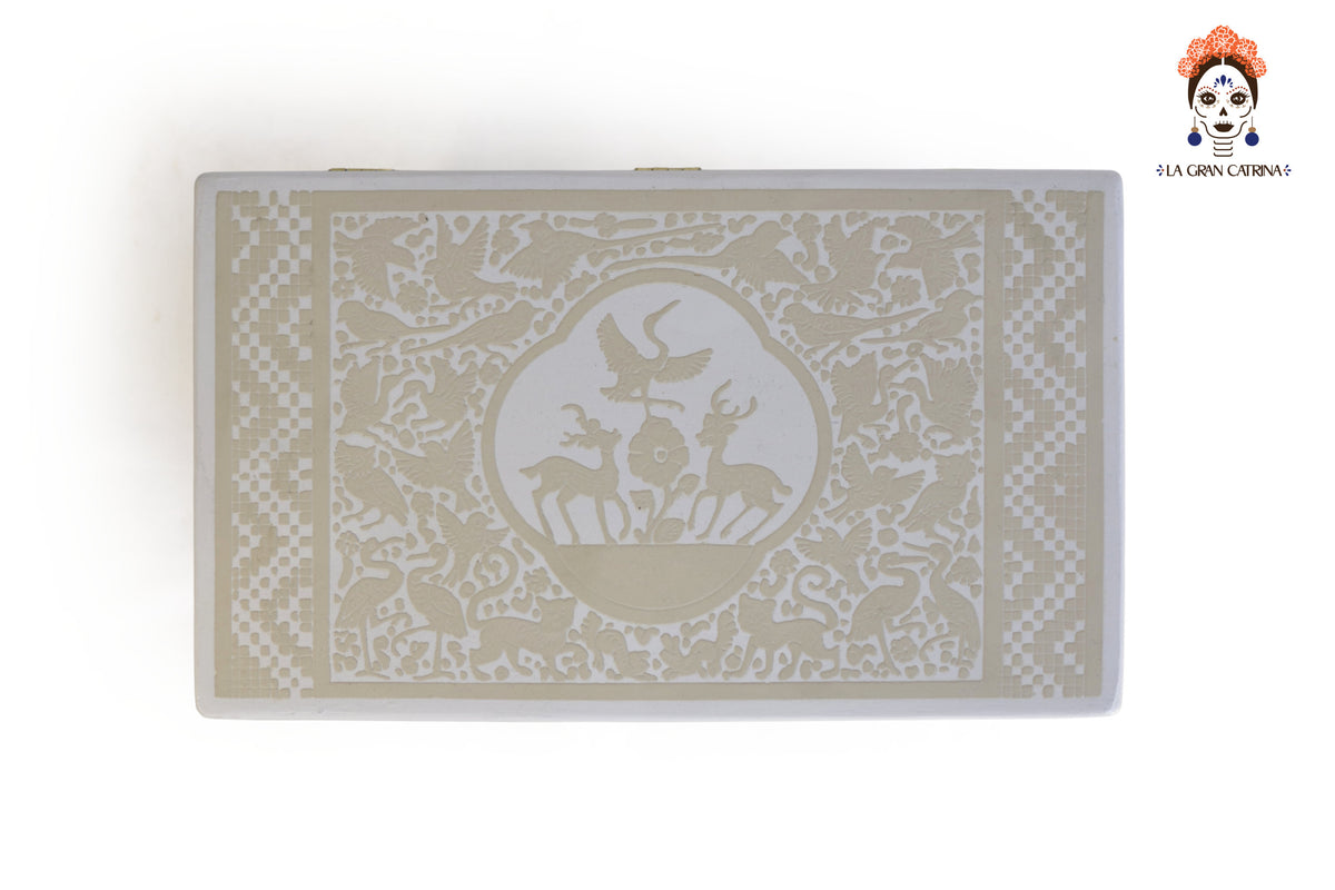 Caja Artesanal Pequeña con patas de Olinalá Blanca - 17.5 cm. 6.8 in.