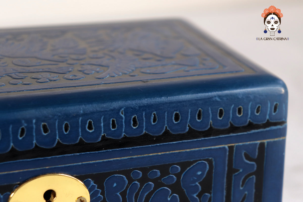 Cofre Artesanal de Olinalá Negro con Azul  - 19.5 cm. 7.7 in.