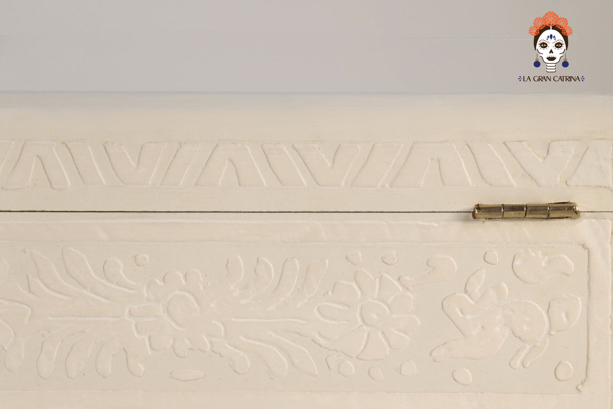 Caja Artesanal de Olinalá Hueso con Aves y Flores - 19.7 cm. 7.8 in.