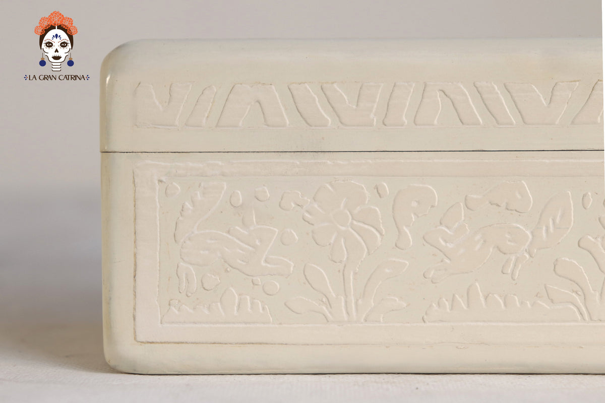 Caja Artesanal de Olinalá Hueso con Aves y Flores - 19.7 cm. 7.8 in.