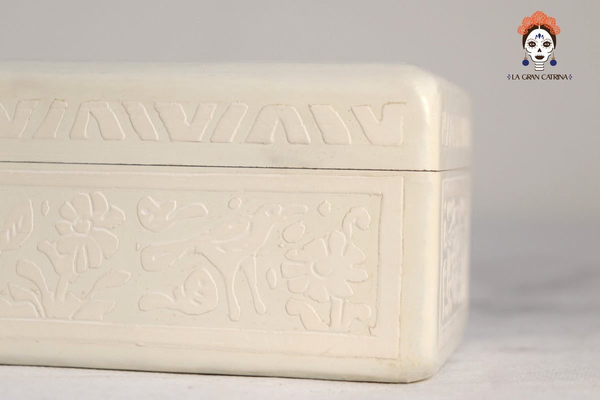 Caja Artesanal de Olinalá Hueso con Aves y Flores - 19.7 cm. 7.8 in.