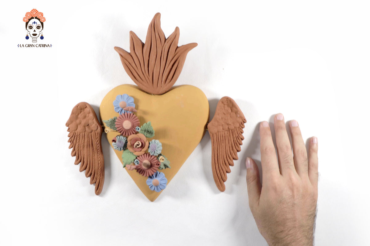 Corazón Alado Artesanal de Barro con Flores - 24.8 Cm 9.7 In. Artesanía