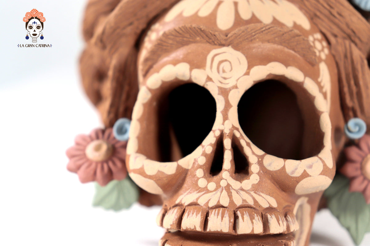 Calavera estilo Frida Kahlo con flores y trenzas - 13 cm. 5.1 in.