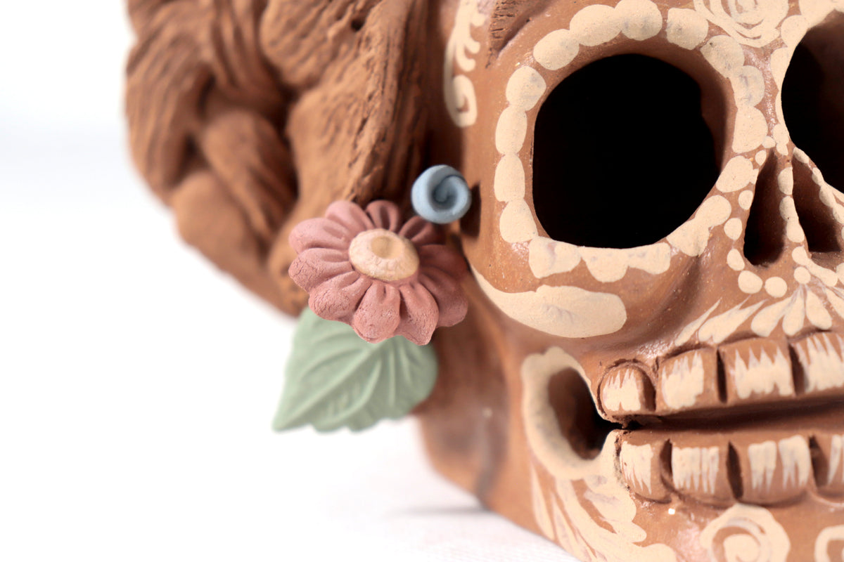 Calavera estilo Frida Kahlo con flores y trenzas - 13 cm. 5.1 in.