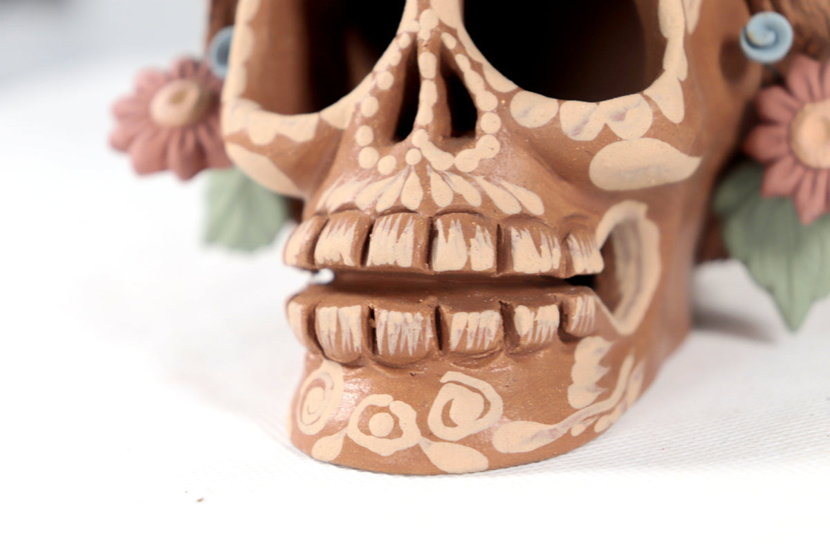 Calavera estilo Frida Kahlo con flores y trenzas - 13 cm. 5.1 in.