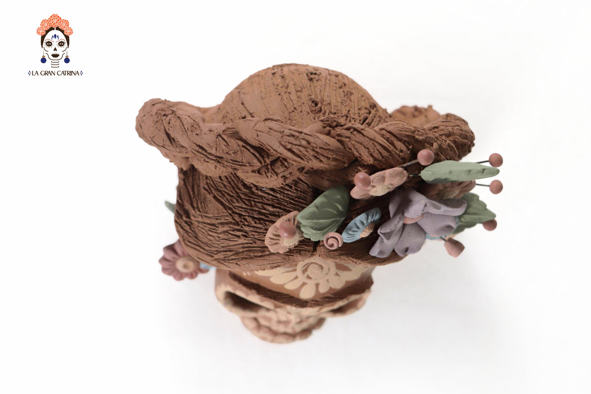 Calavera estilo Frida Kahlo con flores y trenzas - 13 cm. 5.1 in.