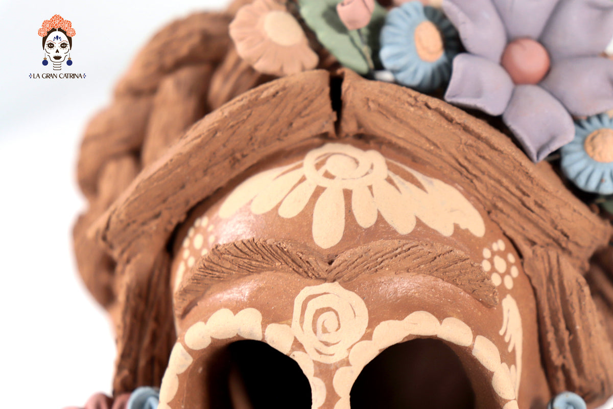 Calavera estilo Frida Kahlo con flores y trenzas - 13 cm. 5.1 in.