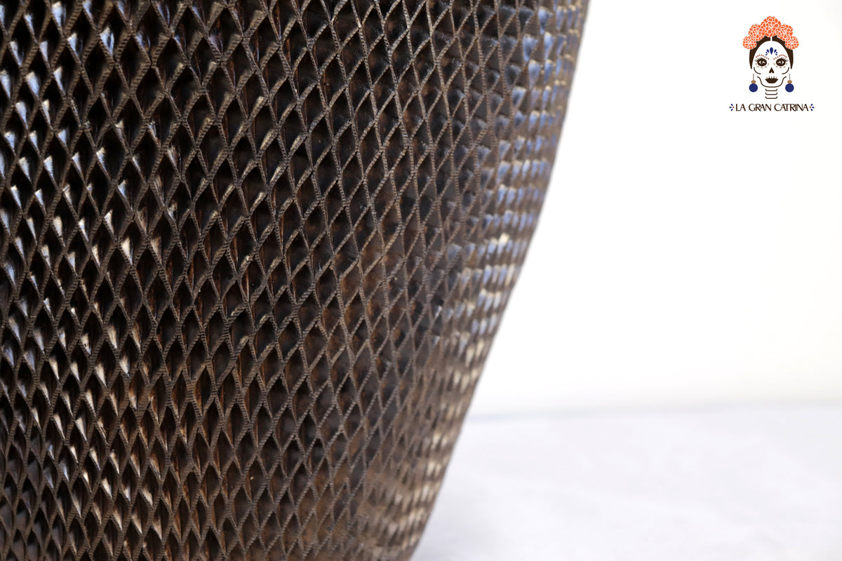 Jarrón "Rombos" Artesanal de Barro Negro 43 cm. 16.9 in.