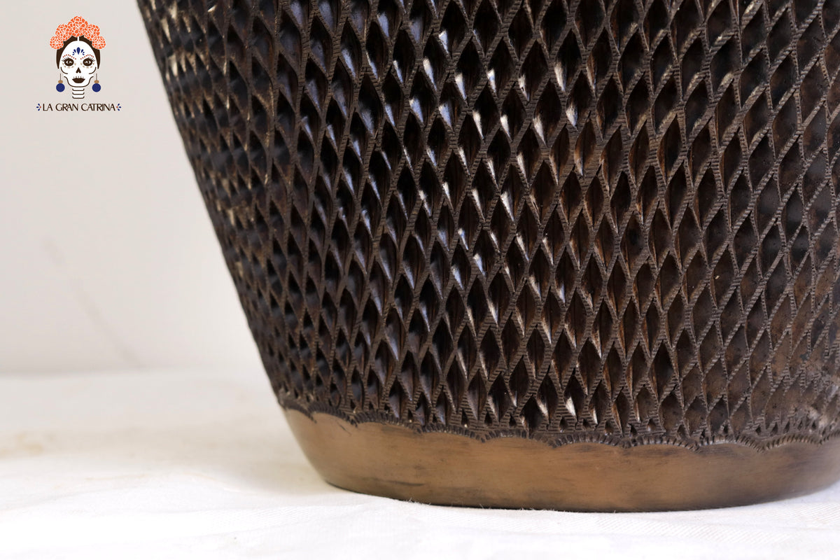 Jarrón "Rombos" Artesanal de Barro Negro 43 cm. 16.9 in.