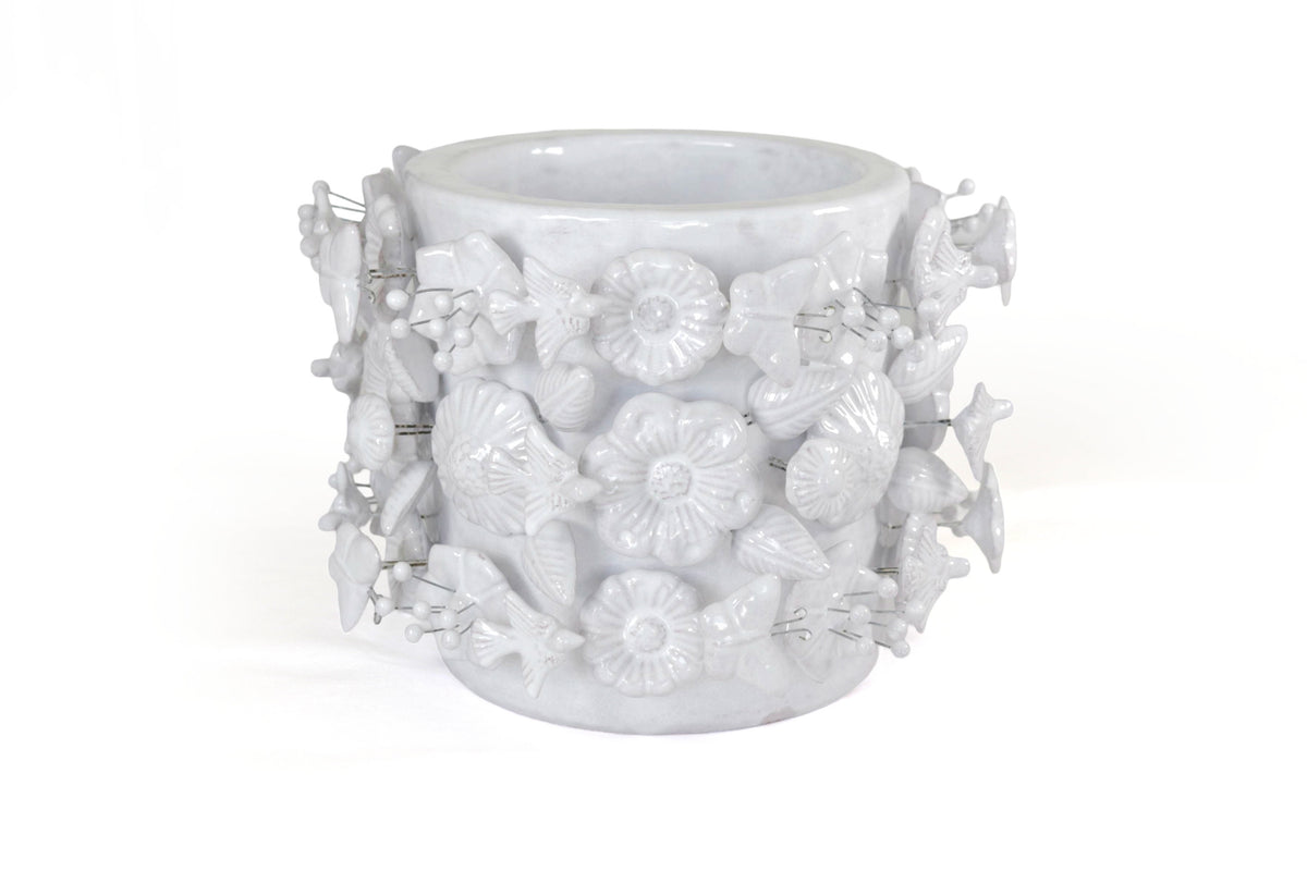 Maceta con flores y mariposas blanca - Barro Vidriado - 19.5 cm 7.6 in. Maceta