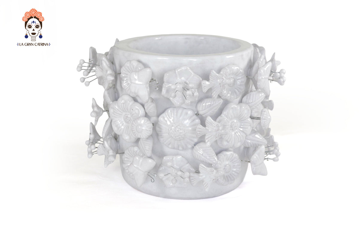 Maceta con flores y mariposas blanca - Barro Vidriado - 19.5 cm 7.6 in. Maceta