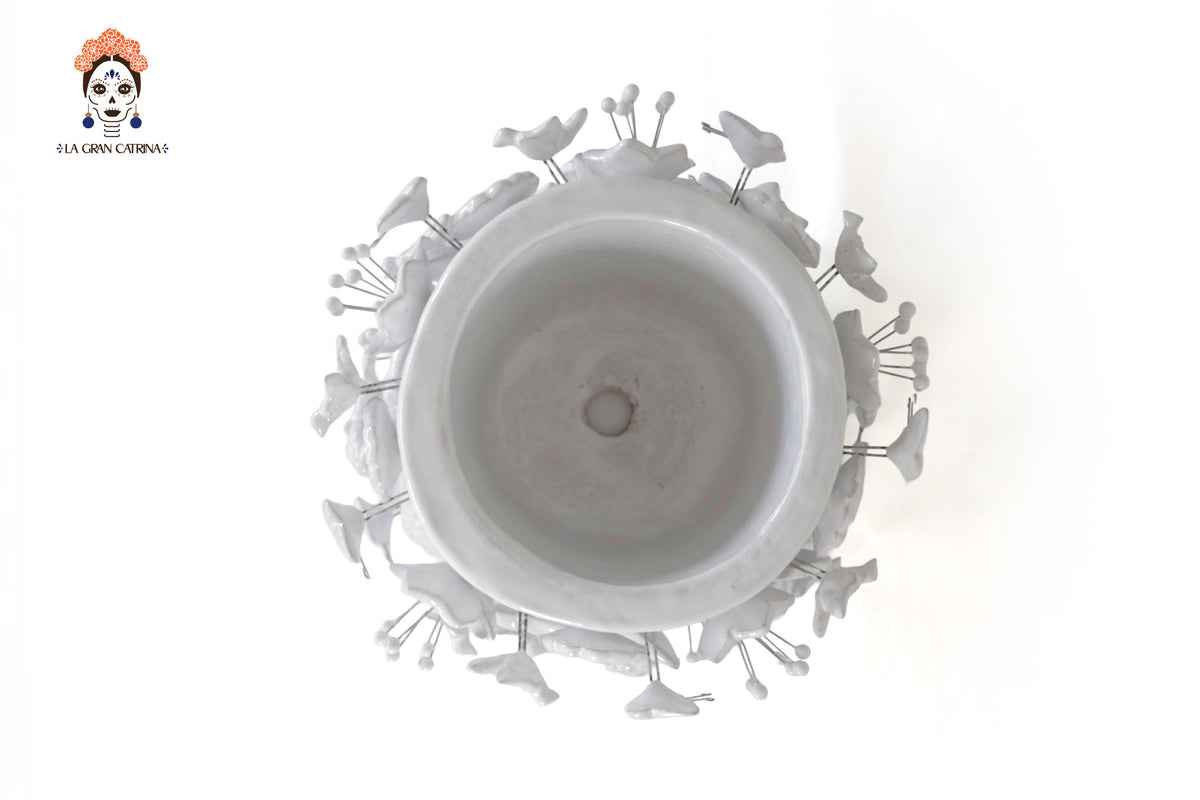 Maceta con flores y mariposas blanca - Barro Vidriado - 19.5 cm 7.6 in. Maceta