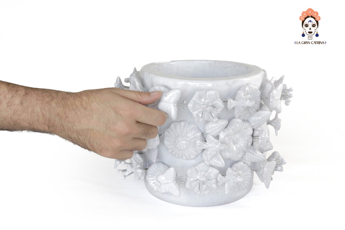 Maceta con flores y mariposas blanca - Barro Vidriado - 19.5 cm 7.6 in. Maceta
