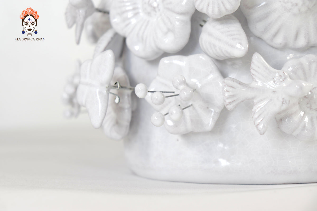 Maceta con flores y mariposas blanca - Barro Vidriado - 19.5 cm 7.6 in. Maceta