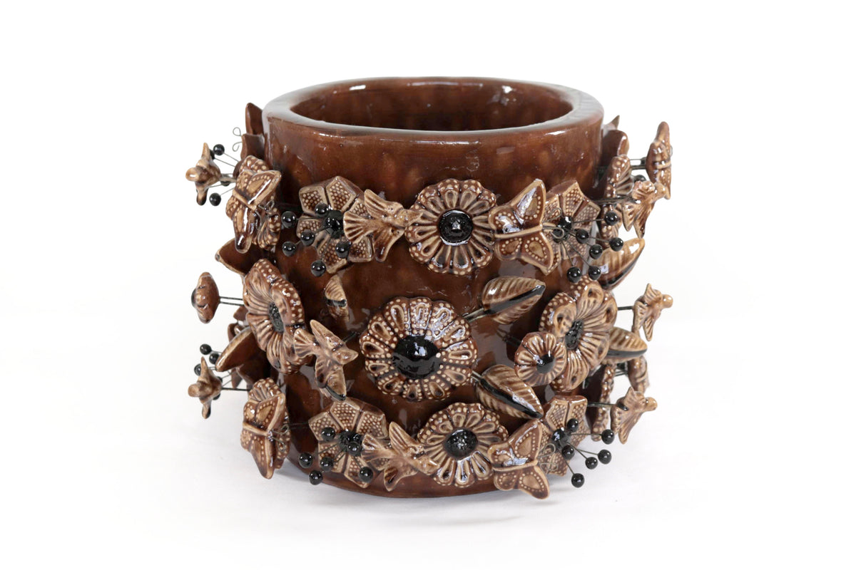 Maceta con flores y mariposas marron - Barro Vidriado - 19.5 cm 7.6 in. Vidriado Santa Fe