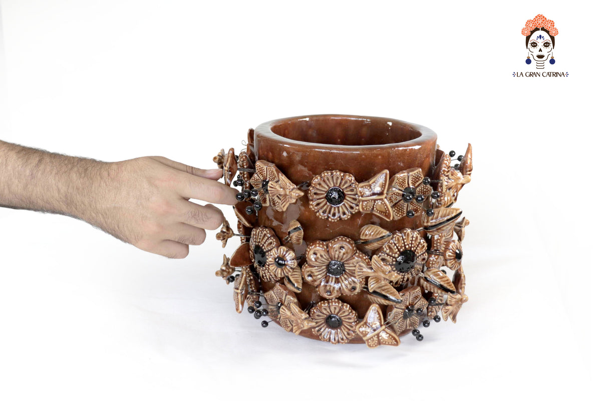 Maceta con flores y mariposas marron - Barro Vidriado - 19.5 cm 7.6 in. Vidriado Santa Fe