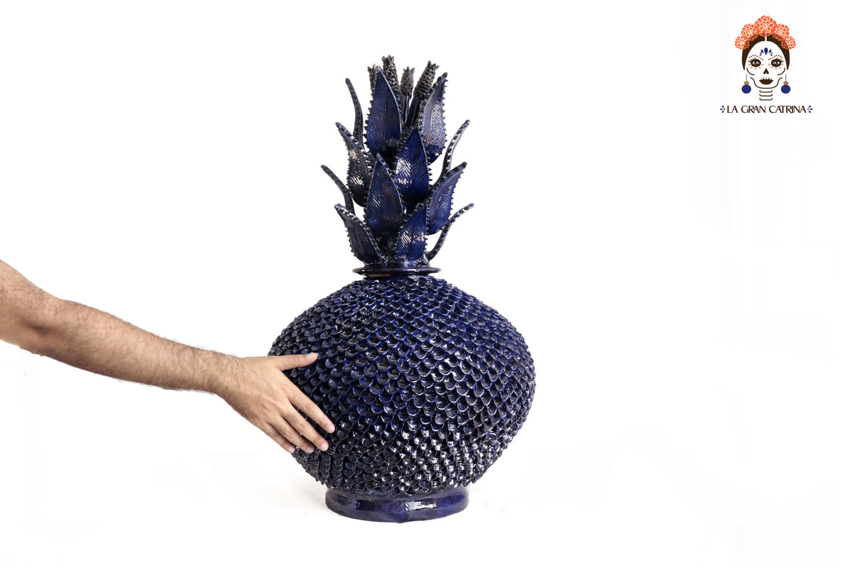 Piña Michoacana Azul con Pétalos y Tapa Especial - 74 cm. 29 in. Piña