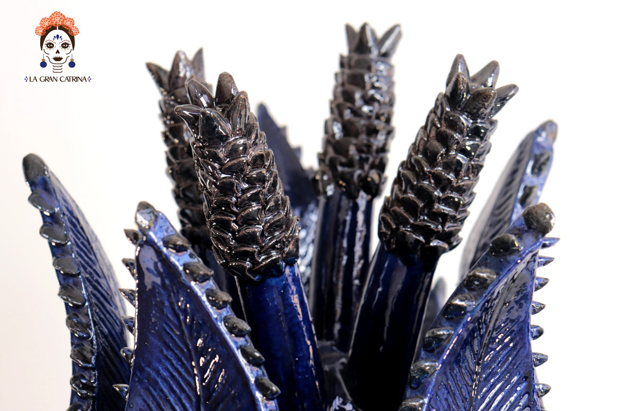 Piña Michoacana Azul con Pétalos y Tapa Especial - 74 cm. 29 in. Piña