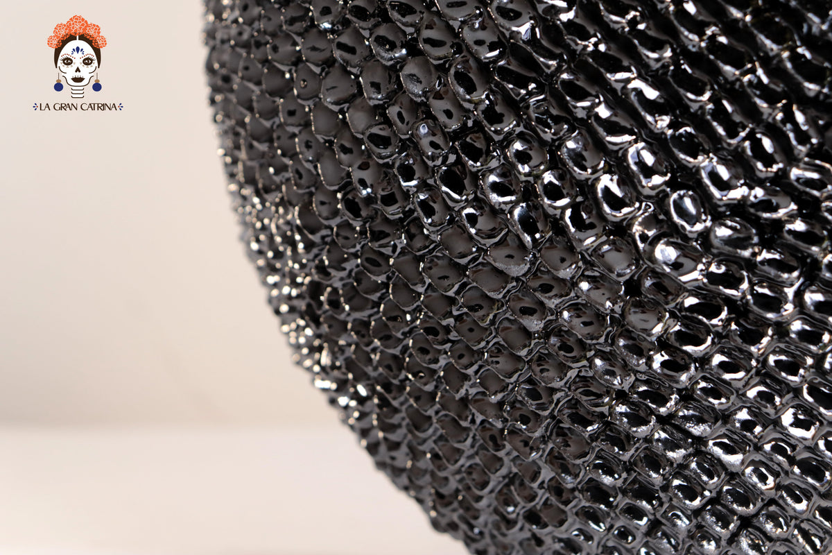 Piña Michoacana Negra con Picos y Tapa Curveada - 65 cm. 26 in. Piña