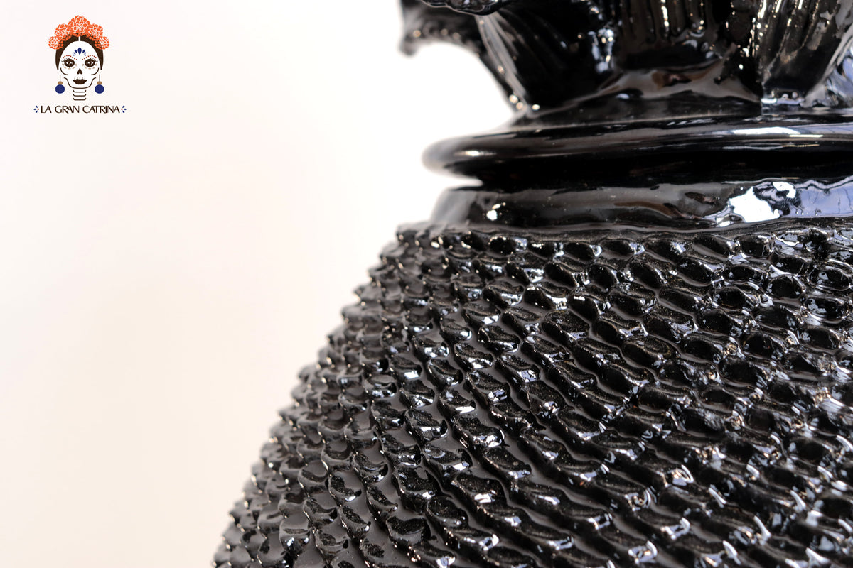 Piña Michoacana Negra con Picos y Tapa Curveada - 65 cm. 26 in. Piña